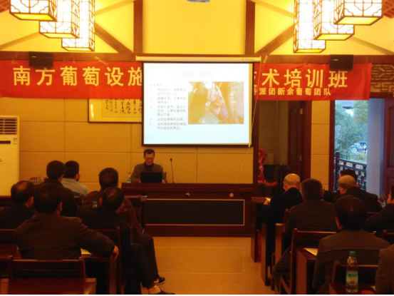 beat365在线中国官网登录入口理学院涂海华副教授在为学员们授课 beat365在线中国官网登录入口理学院涂海华副教授在为学员们授课